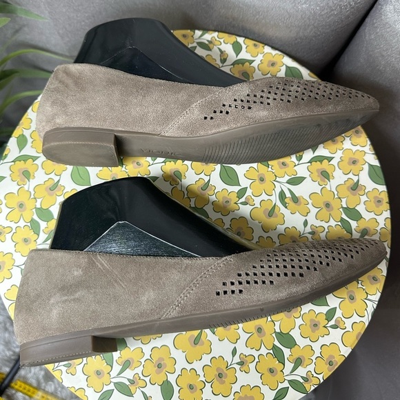 Vionic Women’s Suede Laser Cut Pointed Toe Flats Taupe Sz 7 - Picture 5 of 12
